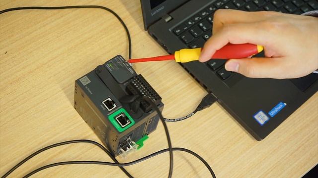 How to connect the M221 Controller to your PC смотреть онлайн