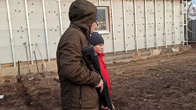 с пацанами стреляем из воздушки, сейчас дома уже смотреть онлайн