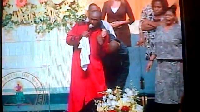 Bishop Elect Anthony Gardner prophesying to Tyree Foster! смотреть онлайн