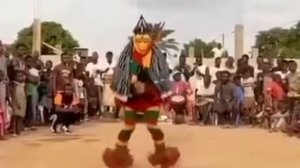 Ритмичный танец в африканском племени