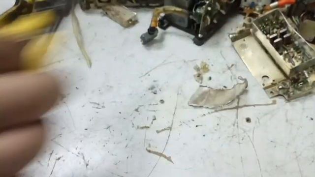 Разбор радиостанции времен СССР Сколько золота, платины, и палладия в Р809М2 . смотреть онлайн