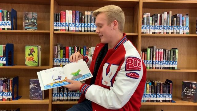 VHS Warhawk Senior Class Vice President reading "Pete the Cat's Groovy Guide to Love" смотреть онлайн