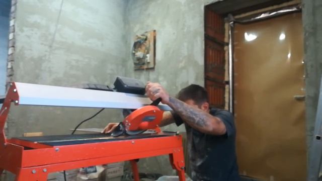 Плиткорез из леруа мерлена запил 45 градусов.