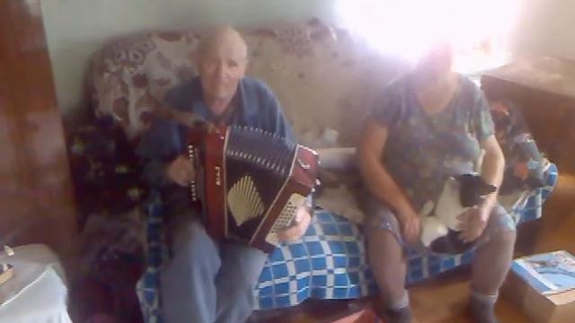 Мой дед играет на гармошке)))) смотреть онлайн