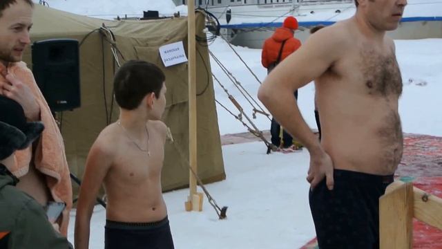 Как я зимой купался в проруби в 2015. смотреть онлайн