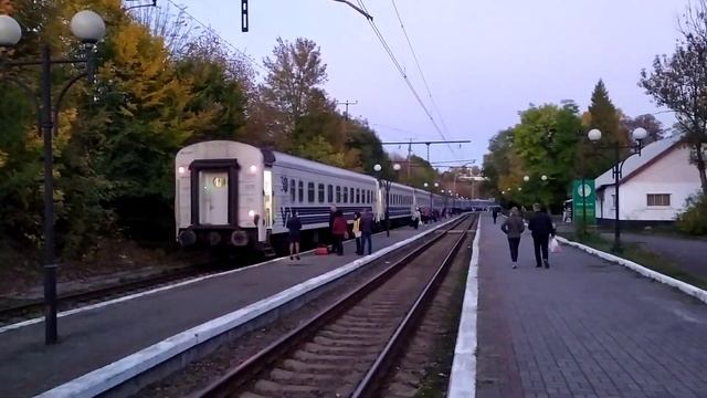 Потяг Трускавець-Київ рушає в столицю, багато депутатів Слуги народу не видно, центр 3 жовтня 2021 смотреть онлайн
