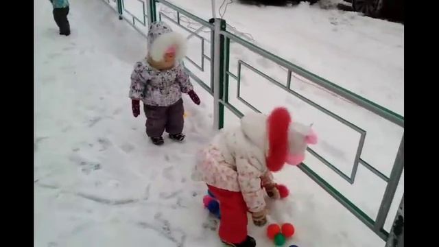 Новогодний праздник на детской площадке/Мне одной показалось что у Снегурочки платье коротковато? смотреть онлайн