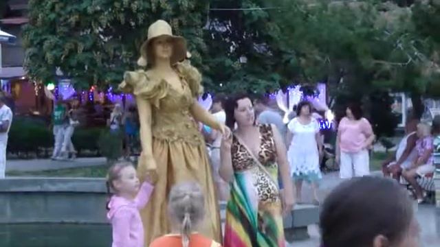 живые манекены на набережной в Алуште смотреть онлайн