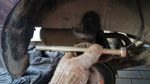 Hyundai Solaris 2011г. Болты крепления заднего амортизатора.