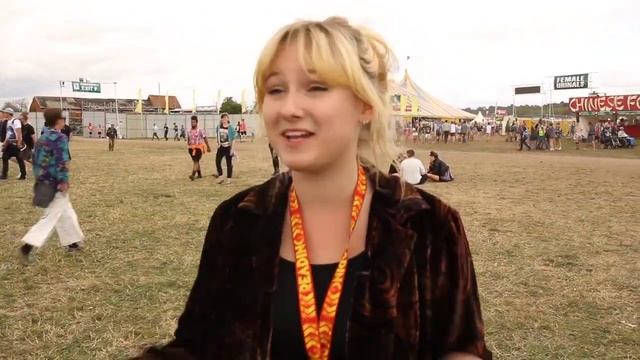 Fans React to Paramore's Power Failure Hit Set смотреть онлайн