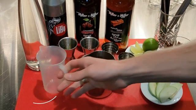 Рецепт горячего напитка Яблочно-вишневый штрудель с основой для напитков LiHo от Miller&Miller смотреть онлайн