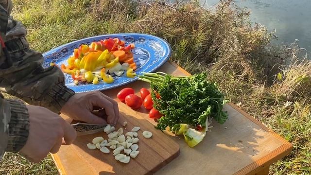 ЗАТОПИЛИ БАНЮ НА БЕРЕГУ РЕКИ! ИСПЫТАНИЕ ЗИМНЕЙ ПАЛАТКИ КУБ И ПОХОДНОЙ ПЕЧИ. Голодным не смотреть! смотреть онлайн