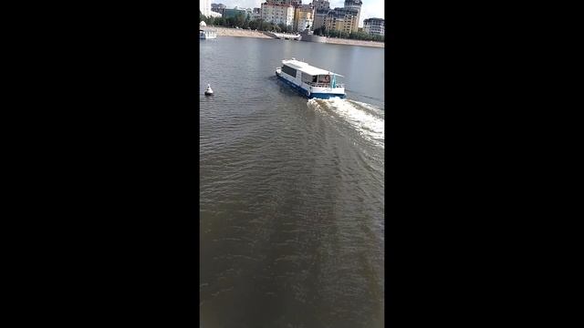 Нур Султан убегающий Есиль с пешеходного моста Центральный парк смотреть онлайн