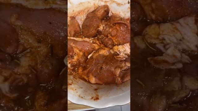 Тушковані овочі з курячими бедрами в рукаві. Мама Жанна готує. смотреть онлайн