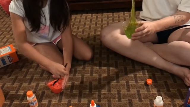 WE MADE ELMER'S COLOR SLIME KIT!! WOW STICKY!!! KAY'S KINGDOM смотреть онлайн