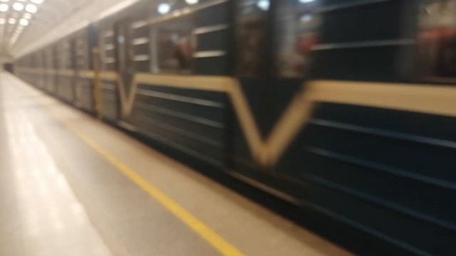 Прибытие ЕМА на Станций Кировский Завод смотреть онлайн