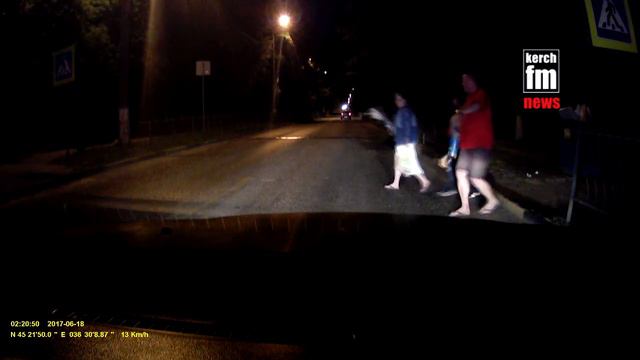 Водители возмущаются, как подгулявшие керчане переходят дорогу смотреть онлайн