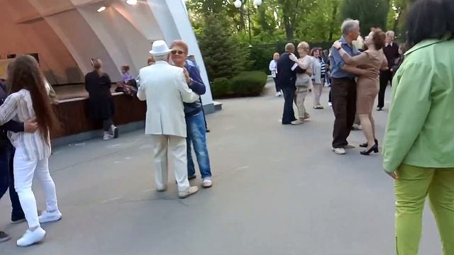 Открой мне дверь!!!Танцы в парке Горького,Харьков,май 2021. смотреть онлайн