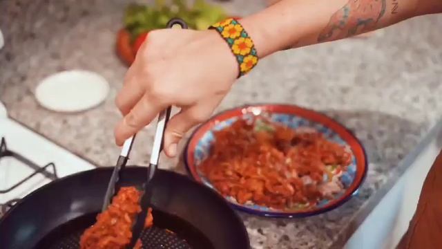 За рецептом этого САЛАТА охотятся все хозяйки! Ну очень Вкусный Салат Охотничий смотреть онлайн