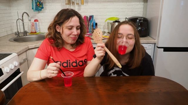 ЧЕЛЛЕНДЖ - ПОПРОБУЙ СЪЕСТЬ ЕДУ ПРЕДМЕТОМ! СЕМЬЯ МАРИНЫ ПЕТРУШЕНКО смотреть онлайн