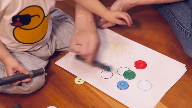 Развивающая игра из подручных материалов — пуговиц и фломастеров [Супермамы] смотреть онлайн