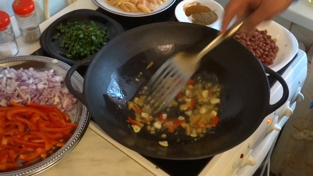 Макароны с курицей и фасолью по мексикански??? смотреть онлайн