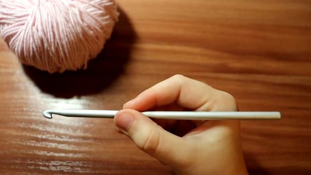 Урок 2. Способы держания крючка для вязания. смотреть онлайн