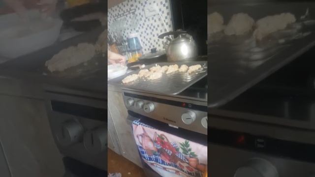 Мама готовит еду смотреть онлайн