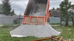 Отсев и щебенка для бетонирования столбов забора. Дача середина июня 2021 СНТ «Автотранспортник»