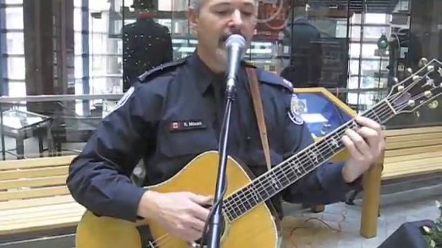 "Singing Cop" Happy Holidays 2010 From Toronto Police Service смотреть онлайн