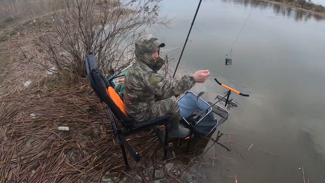 КАРАСЬ ПРОСНУЛСЯ!!! РЫБАЛКА НА КАРАСЯ ВЕСНОЙ. ЛОВЛЯ КАРАСЯ ФИДЕРОМ НА РЕКЕ. смотреть онлайн