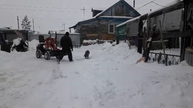 Работа минипогрузчика, убираю снег. смотреть онлайн