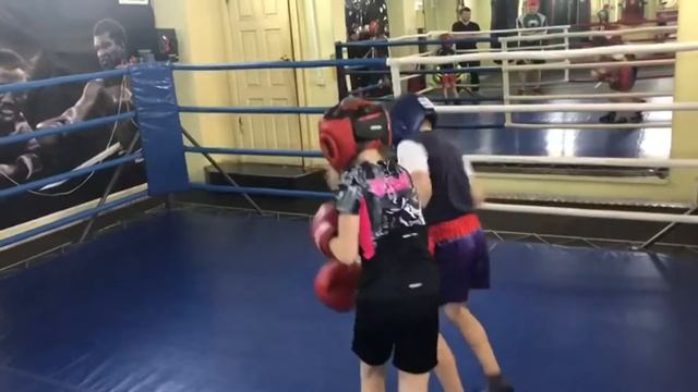 БОКС ДЕВОЧКА 9 ЛЕТ ПРОТИВ МАЛЬЧИКА 7 ЛЕТ в итоге слезы смотреть онлайн