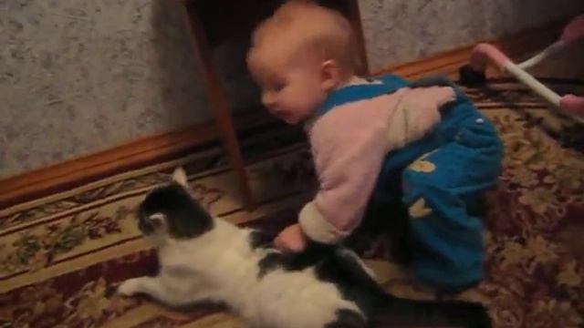 Доченька мучает домашнего любимца)) смотреть онлайн