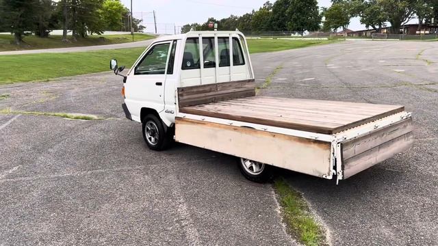 Toyota Town Ace walk around with 3 way bed sides folded down смотреть онлайн