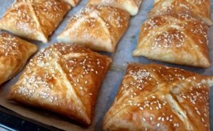 Конвертики из слоёного теста с куриным фаршем