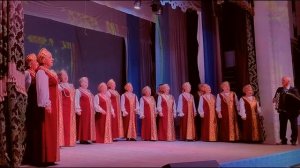 Из под камня реченька течет