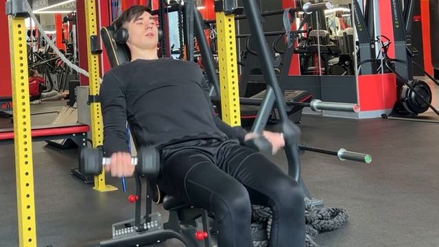 Сгибания рук с гантелями на скамейке под углом смотреть онлайн