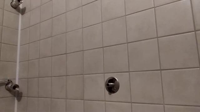 Как прикрепить полотенцесушитель к стене.