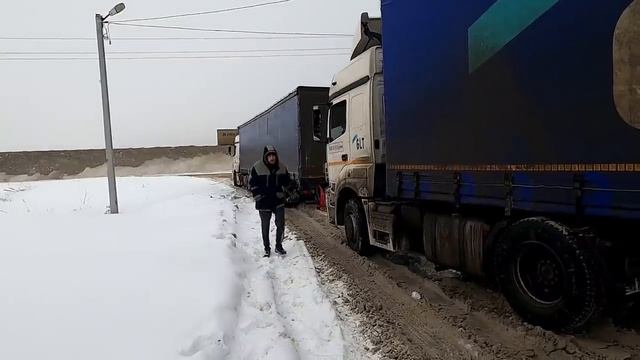 ЗИМНИЙ ДАЛЬНОБОЙ!!! ФУРЫ ЗАСТРЯЛИ В СНЕГУ!!! ПОМОЩЬ КОЛЛЕГАМ!! смотреть онлайн