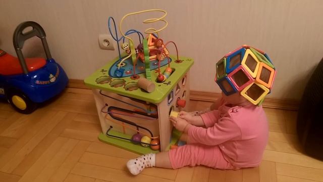 Большой куб Hape E1018, головоломки, шарики. смотреть онлайн