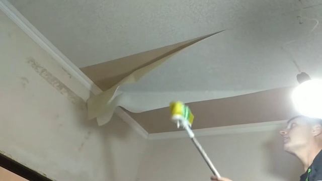 Как одному поклеить обои на потолок смотреть онлайн