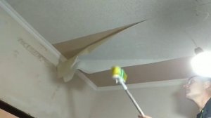 Как одному поклеить обои на потолок