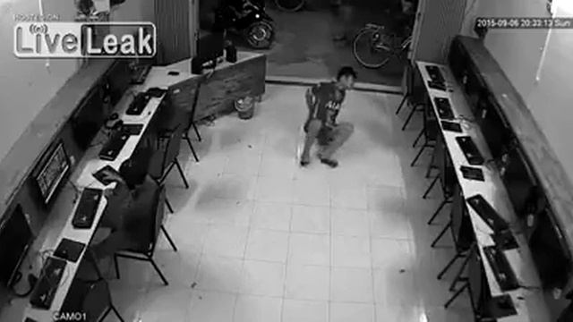 Мгновенная карма для обидчика собаки | Instant Karma For Dog Abuser смотреть онлайн