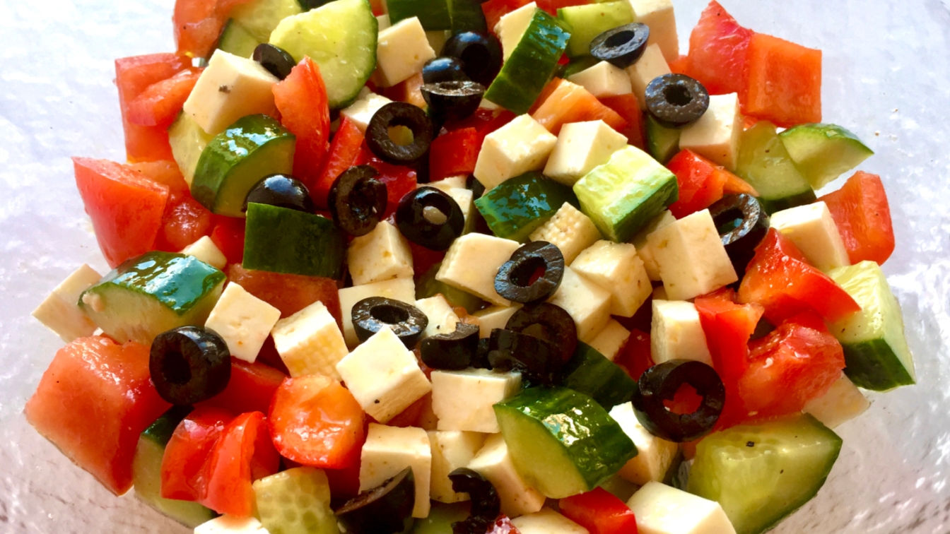 Греческий салат с брынзой. Очень вкусно и полезно.mp4 смотреть онлайн