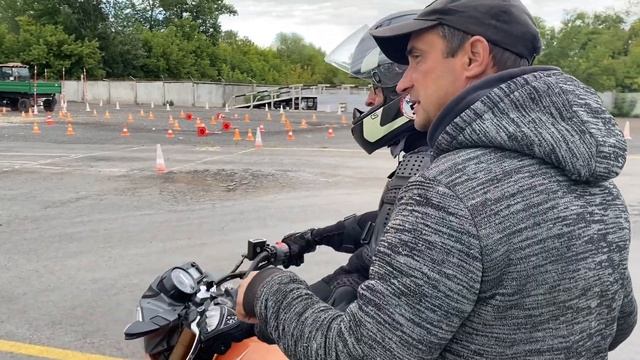 ПЕРВОЕ ЗАНЯТИЕ НОВИЧКА/КАК ПРАВИЛЬНО ДВИГАТЬСЯ НА МОТОЦИКЛЕ/ С какой попытки поедет ученик?? смотреть онлайн