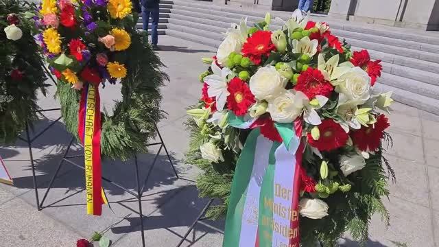 День освобождения от фашизма. Венки и цветы у мемориалов Советским войнам в Берлине. Германия. смотреть онлайн