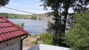 Протекает вода между дымоходом и шифером, делаю смесь и замазываю.