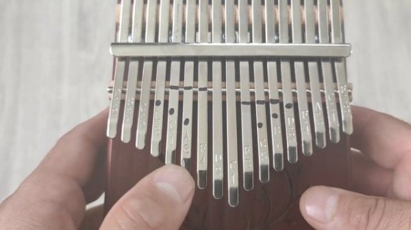 Как играть на калимбе. Несколько простых способов. Урок 1.