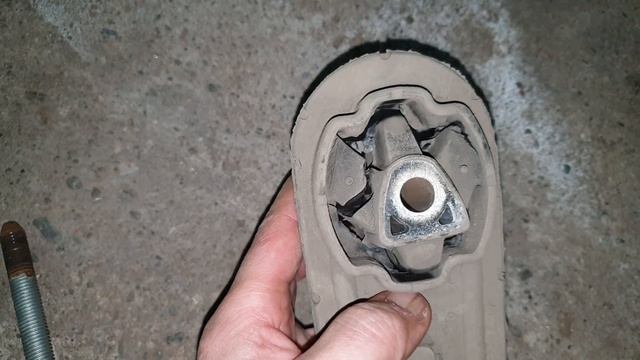 Рено логан 2006. Вибрация двигателя. Замена задней подушки двигателя. смотреть онлайн